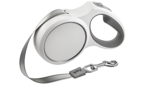 Witte retractable hondenriem met ergonomisch grijs handvat, tot 5 meter, met stevige clip voor veilige bevestiging.