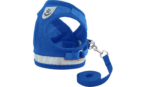 Blauwe reflecterende hondenharnas met bijpassende riem, lichtgewicht, ademend mesh voor comfortabele pasvorm.