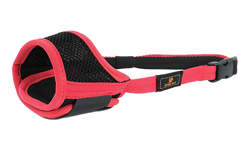Zacht gevoerd verstelbaar hondenmuilkorf in roze, lichtgewicht nylon, ontworpen voor comfort en veilige pasvorm.