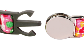 Rode kattenhalsband met ruitpatroon, breakaway sluiting, metalen gesp, 1 cm breed, met veiligheidsgesp en zilveren bel.