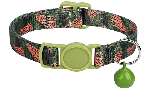 Camo-patroon breakaway kattenhalsband in groen en oranje, verstelbaar en lichtgewicht, met groene gesp en bel.
