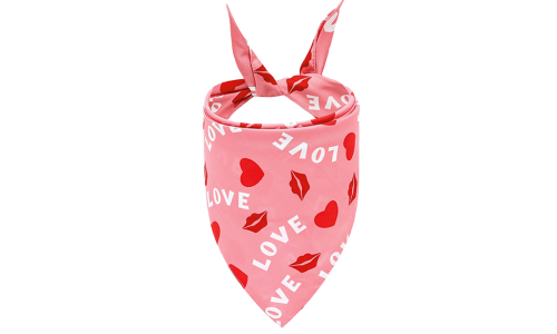 Roze hondenbandana met 'LOVE' tekst, rode harten en kusmarkeringen, perfect voor Valentijnsdag, machine- en handwasbaar.