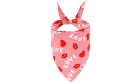 Roze hondenbandana met 'LOVE' tekst, rode harten en kusmarkeringen, perfect voor Valentijnsdag, machine- en handwasbaar.