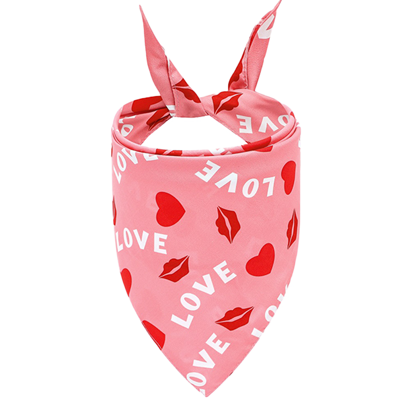Bedrukte Liefde Hondenbandana Roze hondenbandana met 'LOVE' tekst, rode harten en kusmarkeringen, perfect voor Valentijnsdag, machine- en handwasbaar.