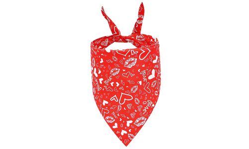 Rode hondenbandana met witte hart- en kuspatronen, perfect voor Valentijnsdag, machine- en handwasbaar.