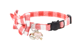 Zachte roze geruite strik kattenhalsband met charmante 'love' hart en pijl hanger, draagbaar en lichtgewicht.