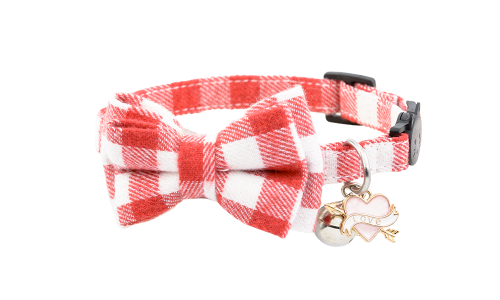 Zachte roze geruite strik kattenhalsband met charmante 'love' hart en pijl hanger, zacht en verstelbaar voor comfort.
