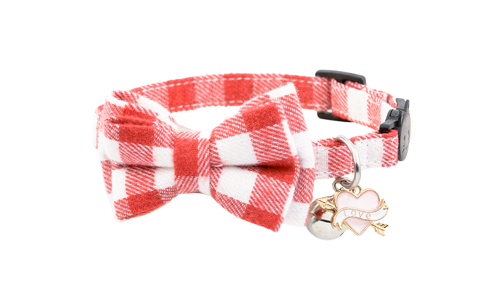 Strikkattenhalsband met Bel en Hartbedeltje Zachte roze geruite strik kattenhalsband met charmante 'love' hart en pijl hanger, zacht en verstelbaar voor comfort.
