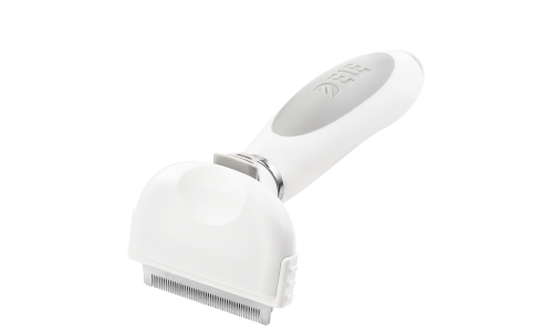 Kleine witte ontmijtborstel voor honden met fijne metalen tanden en ergonomisch handvat, vermindert verharing.