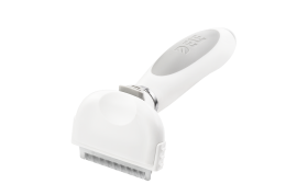 Kleine witte ontmijtborstel voor honden met fijne metalen tanden en ergonomisch handvat, vermindert verharing.