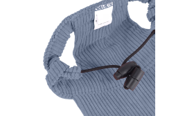 Corgi draagt een ademende blauwe geribde honden sporthoed, lichtgewicht, verstelbare gesp voor een veilige pasvorm.