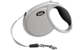 Grijze oprolbare hondenriem met ergonomisch zwart handvat, zachte grip, met metalen clip voor veilige bevestiging.